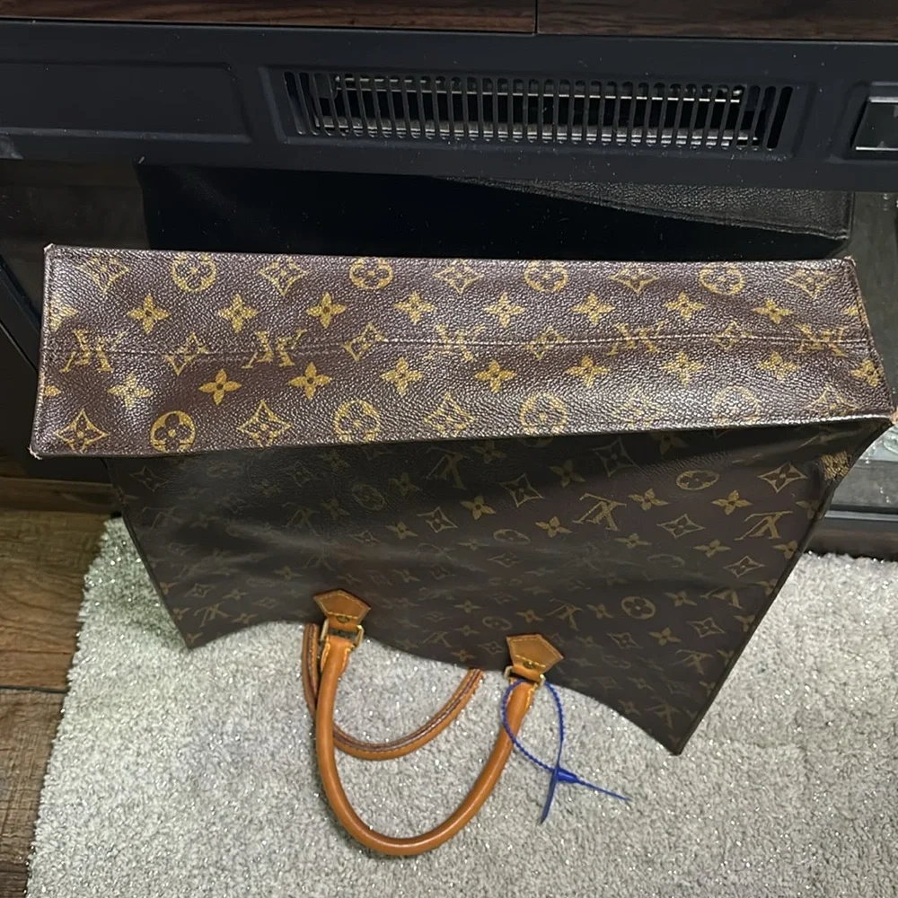 Louis Vuitton tote, rolled handles. Open top. - Picture 8 of 15